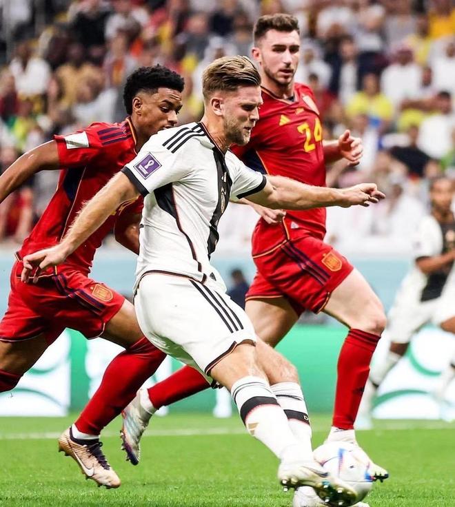 卡拉格：维尔茨本场数据相当亮眼，他的踢法、位置像德布劳内（卡拉格：维尔茨此役数据抢眼，风格与站位颇似德布劳内）