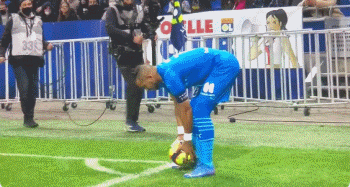 澳超半场：德利安诺夫两送失误，麦克阿瑟暂2-1喷气机（半场战报：德利安诺夫两度失误，麦克阿瑟暂以2-1领先喷气机）