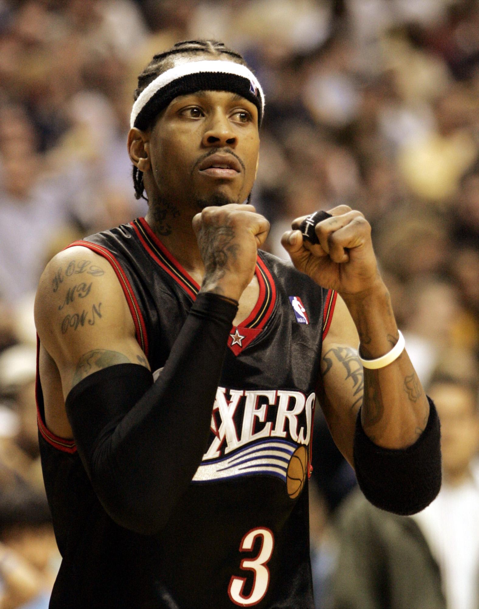 凯尔特人小球迷和远道而来的瑞士年轻人球迷互动（凯尔特人小球迷与来访瑞士青年球迷亲切互动）