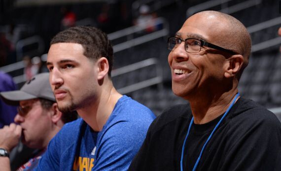 科尔：库明加下半场命中2记关键三分：回归后首秀表现很棒（科尔：库明加复出首战发挥出色，下半场投进两记关键三分）