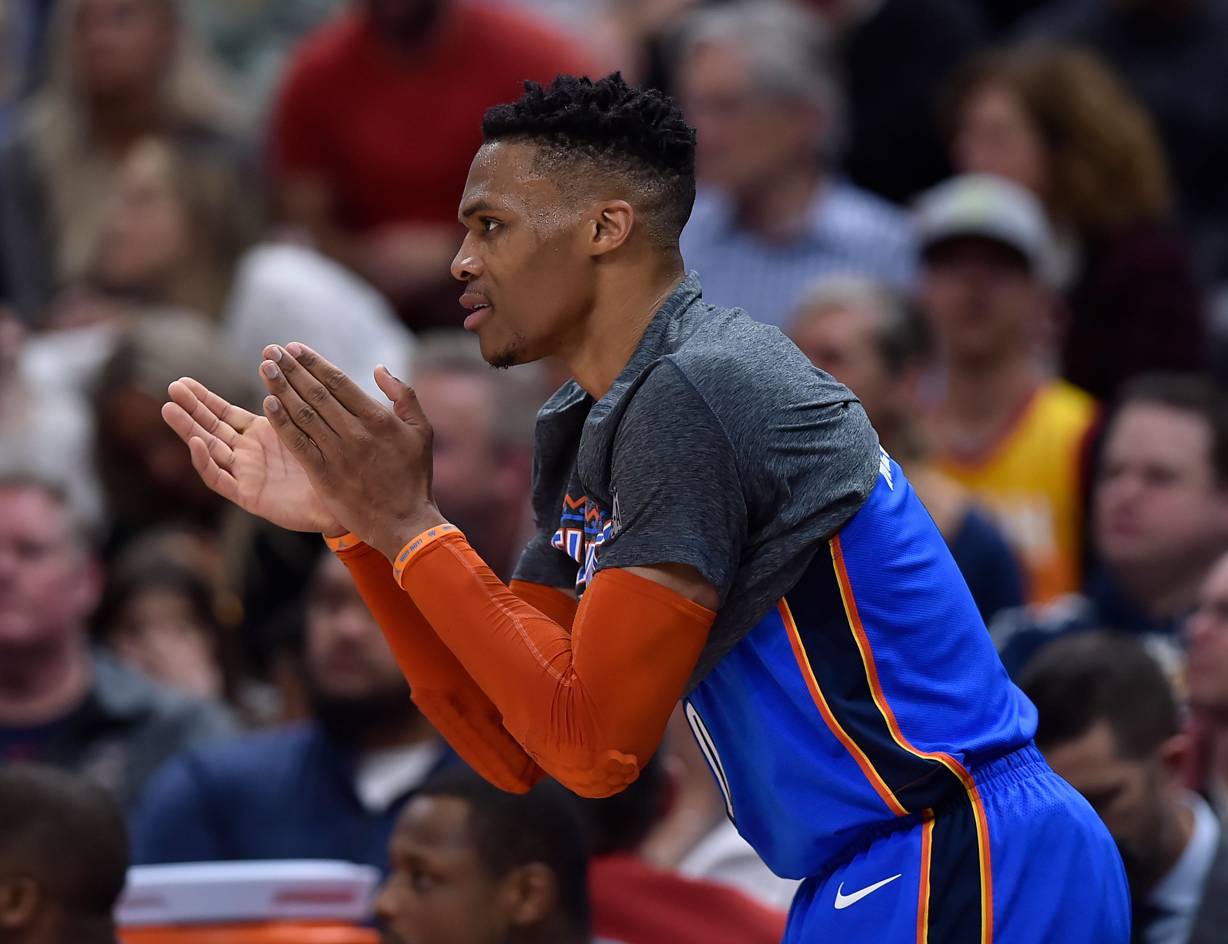 队在场上迸 队在场上迸